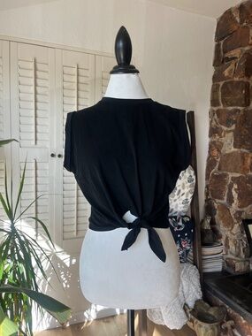 Commense Black Short-Sleeve front tie